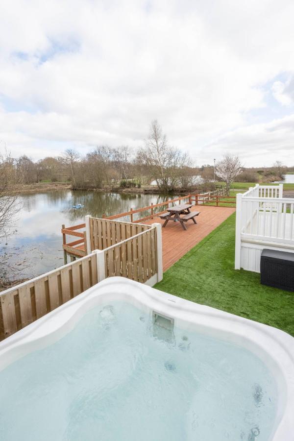 Hallcroft Fishery And Holiday Park Retford Exterior photo