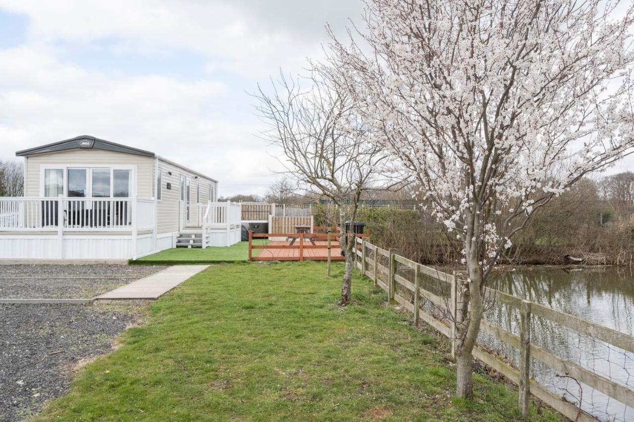 Hallcroft Fishery And Holiday Park Retford Exterior photo