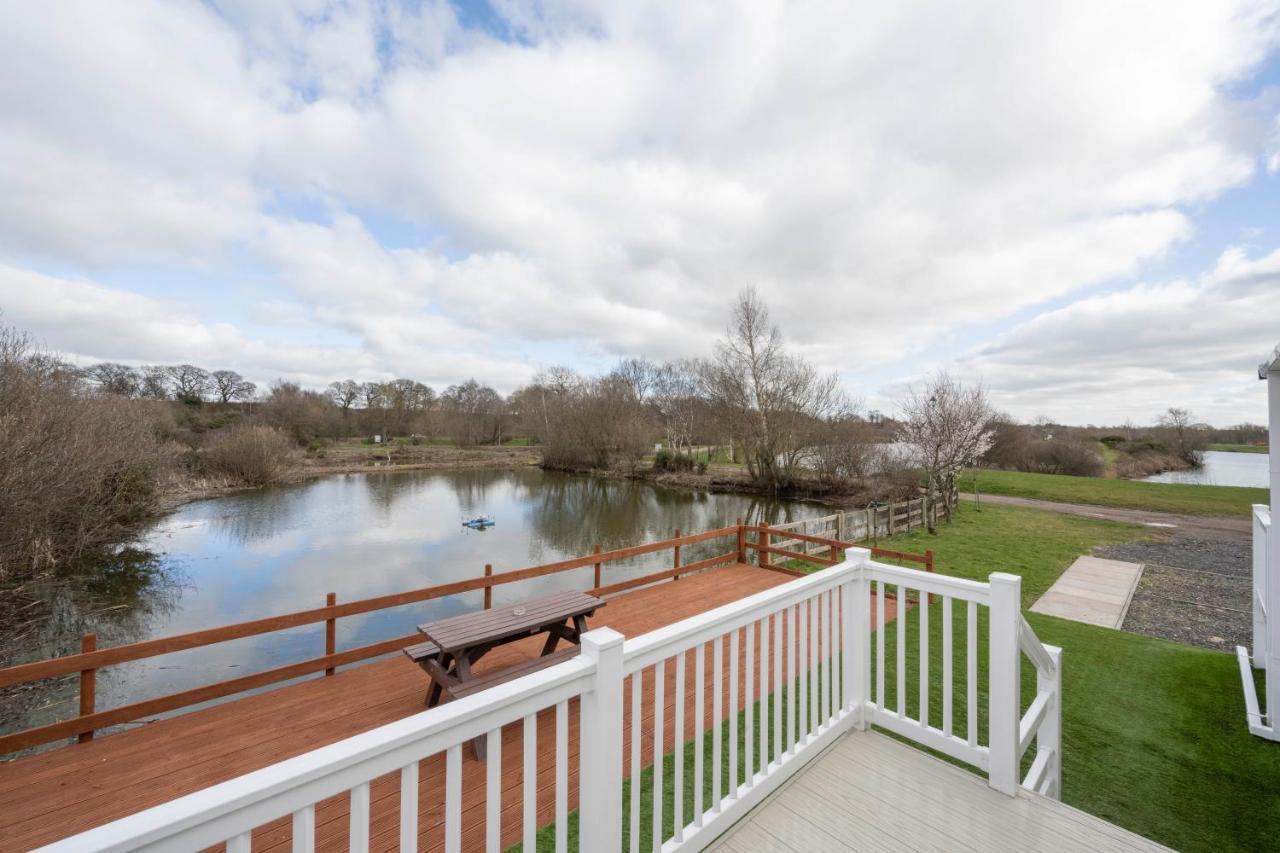 Hallcroft Fishery And Holiday Park Retford Exterior photo